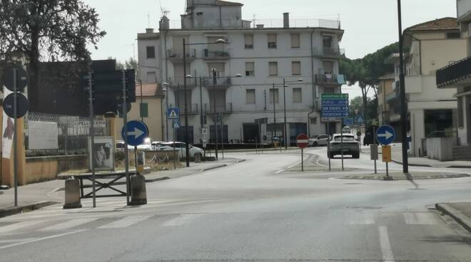 Strisce pedonali scolorite davanti alle scuole di Santa Croce sull'Arno