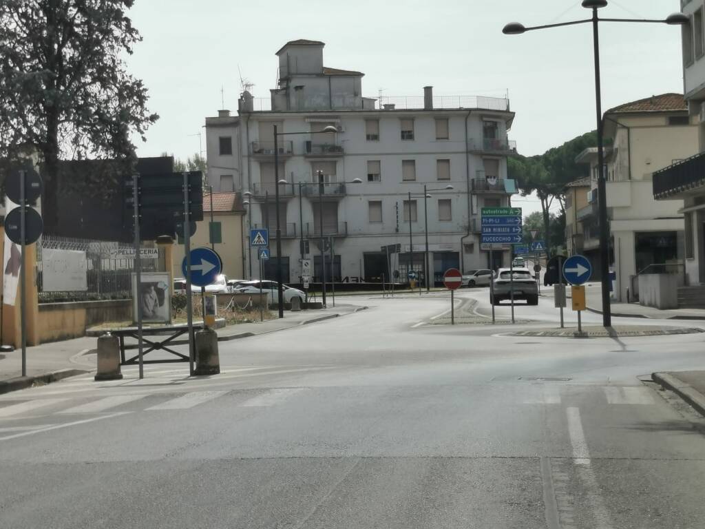 Strisce pedonali scolorite davanti alle scuole di Santa Croce sull'Arno