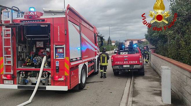 vigili del fuoco garage a fuoco a castelfranco  di sotto