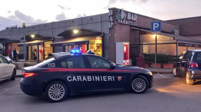 carabinieri pugno bar aggressione poggibonsi