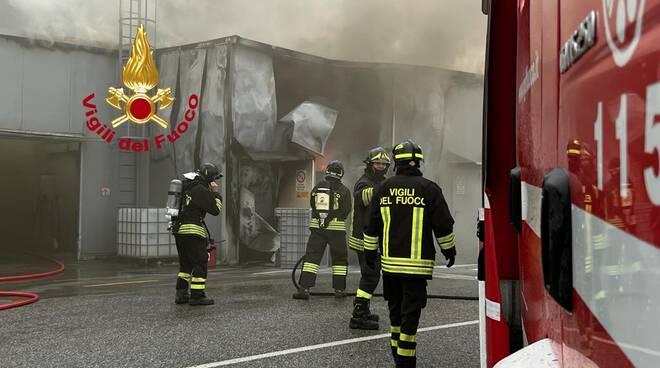 vigili del fuoco azienda montelupo carrello elevatore in fiamme