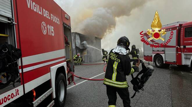 vigili del fuoco azienda montelupo carrello elevatore in fiamme