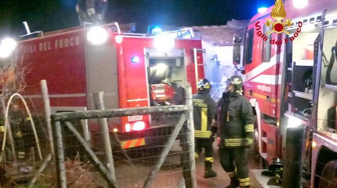 vigili del fuoco notte tetto in fiamme a calenzano