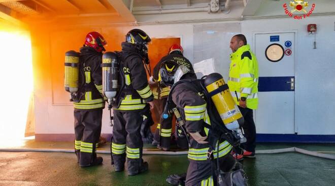 vigili del fuoco traghetto 