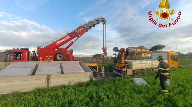 autotreno in un fossato a san miniato