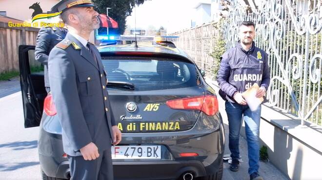 Guardia di finanza lucca sequestro