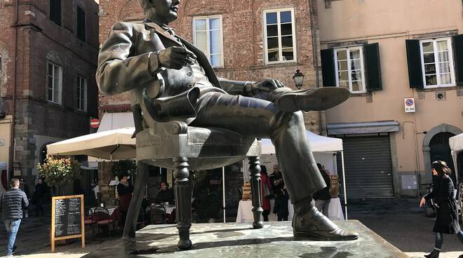 statua giacomo puccini