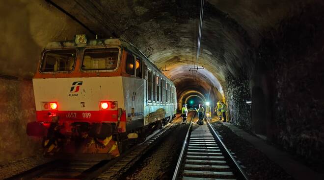 Collisione tra treni, macchinisti feriti: ma era un'esercitazione