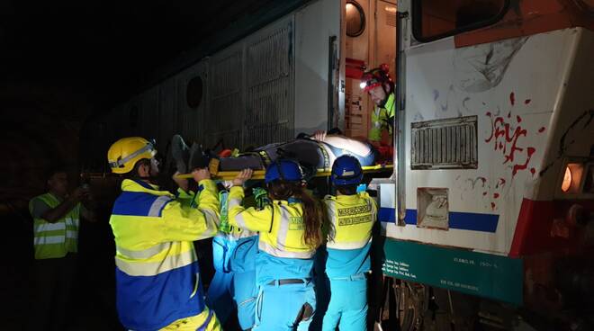 Collisione tra treni, macchinisti feriti: ma era un'esercitazione