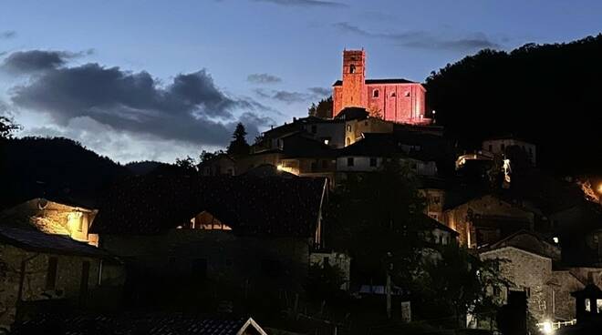 Roggio si illumina di rosso 