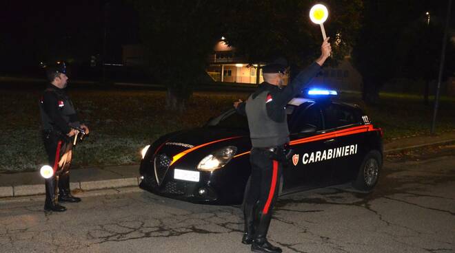 alt carabinieri notte