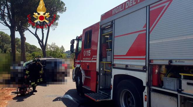 auto contro pino signa incidente mortale