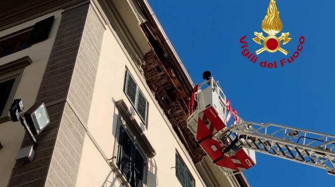 Il sottotetto si stacca a precipita al suolo: paura in piazza Sant'Ambrogio