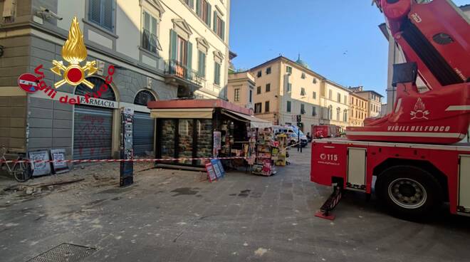 Il sottotetto si stacca a precipita al suolo: paura in piazza Sant'Ambrogio