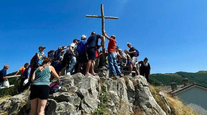 cambio della croce a San Pellegrino in Alpe