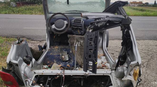 carcassa, auto, via francesca bis, castelfranco di Sotto, santa maria a monte