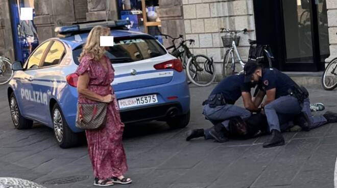 Il momento dell'arresto dell'uomo