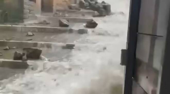 pitigliano fermo immagine video comune crollo muro strada come un fiume