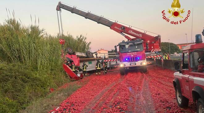 vigili del fuoco tir pomodori