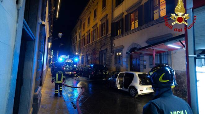 auto in fiamme firenze