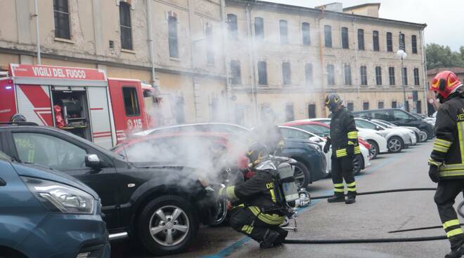 auto in sosta incendio piazzale Verdi