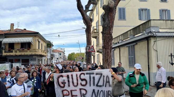 corteo per nour in darsena a viareggio