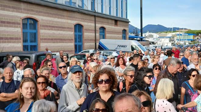 corteo per nour in darsena a viareggio