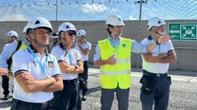 Guardia Costiera: il comandante generale al rigassificatore di Piombino