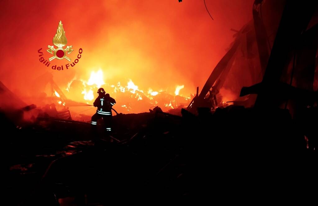 incendio notte campi bisenzio