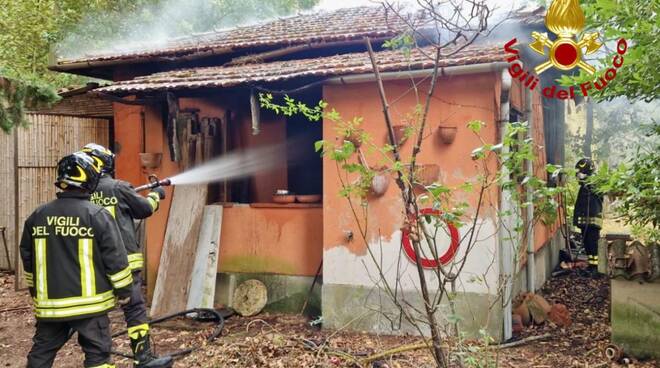 incendio, pontedera, vigili del fuoco